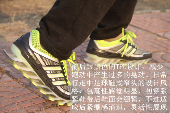 相比普通EVA中底的跑鞋，其外观、脚感更似足球鞋。