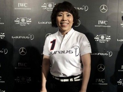 邓亚萍出席劳伦斯笑脸迎人引争议