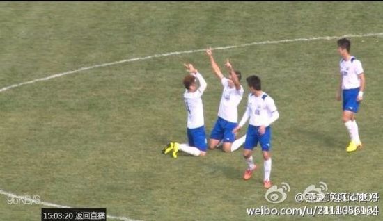 李超跪地双手指天