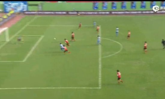 哈默德在三人的防守下轻松破门