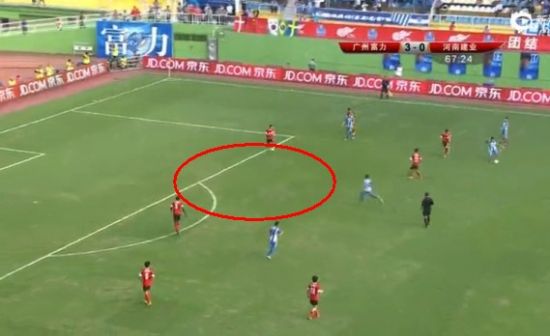 建业的防守空挡被抓住