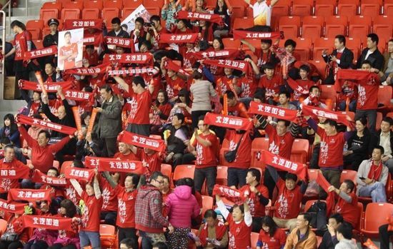 球迷助阵北汽男排