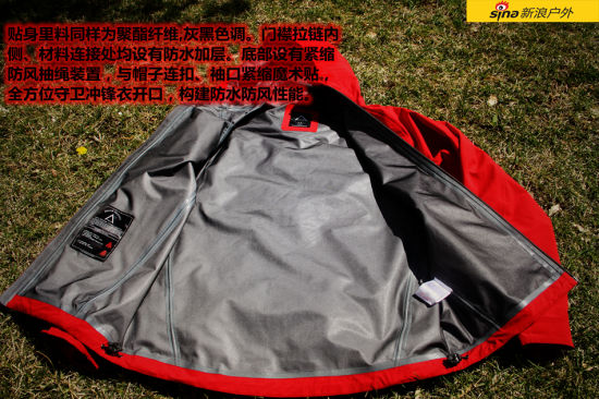 　　贴身里料同样为聚酯纤维，灰黑色调。门襟拉链内侧、材料连接处均设有防水加层。底部设有紧缩防风抽绳装置，与帽子连扣、袖口紧缩魔术贴，全方位守卫冲锋衣开口，构建防水防风性能。