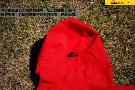 帽子的正后方设有紧缩抽绳，与正面的帽子连扣一横一竖交差，立体控制帽子的紧缩程度，包裹头部。