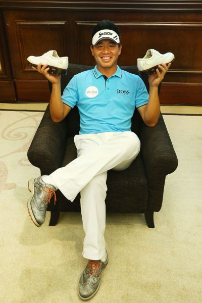 吴阿顺先生手拿ECCO授予的印有“顺”字的限量版高尔夫球鞋