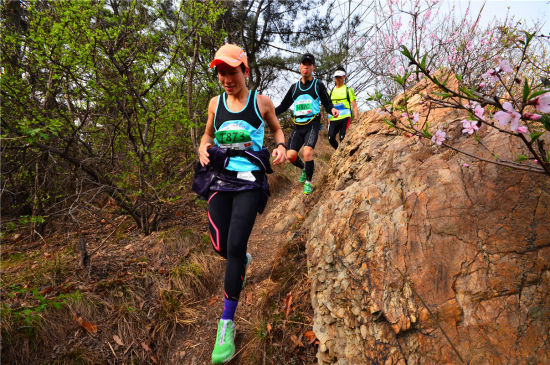大连100口碑很好，组织方热情灿烂如山花，参赛者心情大好丛中微笑。摄影：于峰