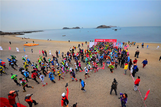 起跑时选手鱼贯而出。摄影：于峰