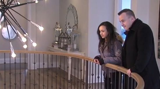 父亲和小女儿看房中