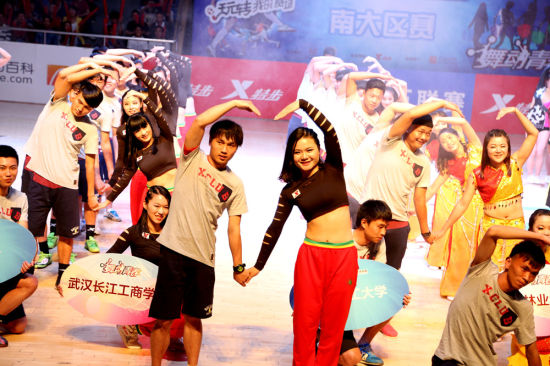 球员与啦啦队组新型造型送母亲