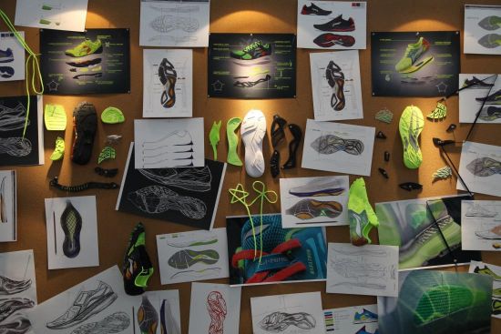 李宁专业跑鞋(双渡、烈骏、云马)设计师手稿及拆解图。