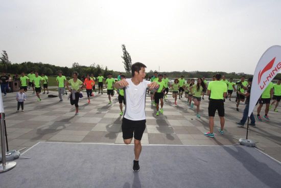 专业教练带领跑友进行跑前热身训练。