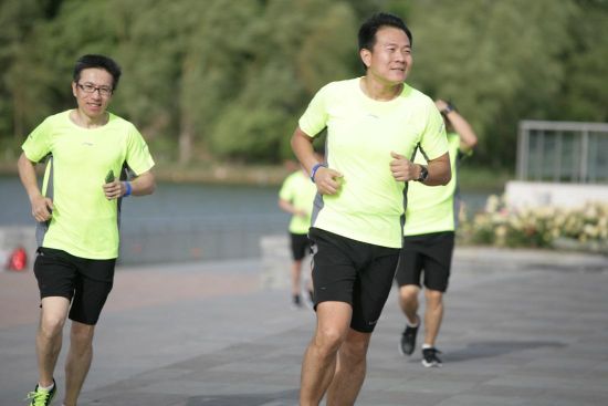 跑友跟随专业教练进行跑步训练。