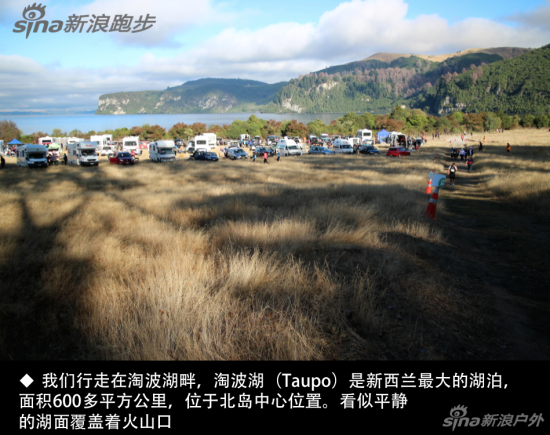 　　我们行走在淘波湖畔，淘波湖(Taupo)是新西兰最大的湖泊， 面积600多平方公里，位于北岛中心位置。看似平静的湖面覆盖着火山口。