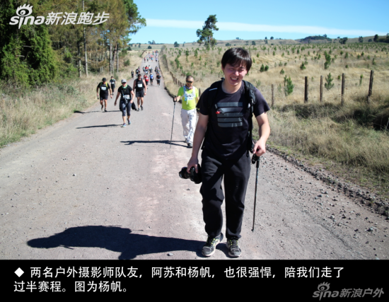 两名户外摄影师队友，阿苏和杨帆，都很强悍，他俩陪我们走了过半赛程。图为杨帆走在刘航前面。