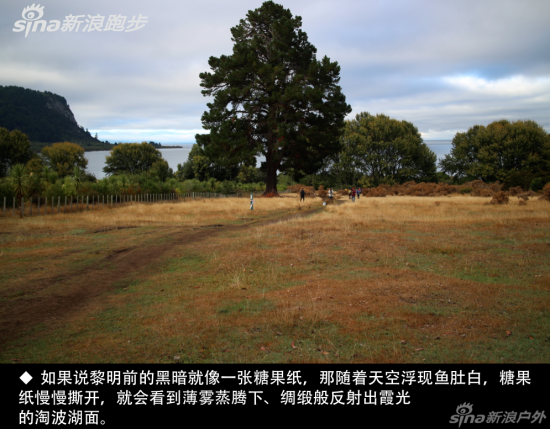 　　如果说黎明前的黑暗就像一张糖果纸，那随着天空浮现鱼肚白，糖果纸慢慢撕开，就会看到薄雾蒸腾下、绸缎般反射出霞光的淘波湖面。