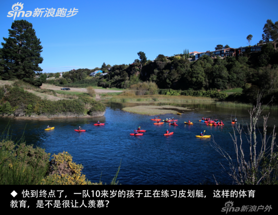 快到终点了，一队10来岁的孩子正在练习皮划艇，这样的体育 教育，是不是很让人羡慕？