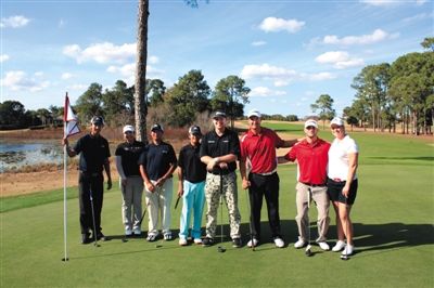 　　袁也淳（左三）与冯珊珊（左二）、布莉塔尼·林西科姆（右一）等人一起参加配对赛。图/Claire提供