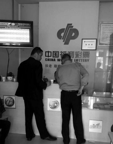 无论是固定彩民还是流动的过路人，都喜欢在刘晓冬的彩站里购彩