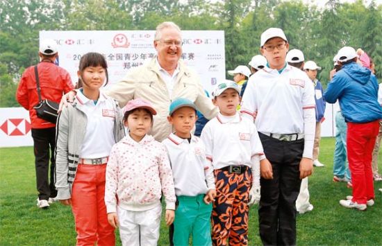 教练大卫带领少年梦之队参加汇丰青少年冠军赛