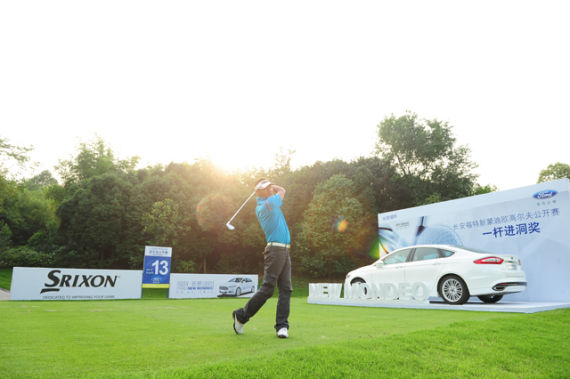 沈治桥打出一杆进洞