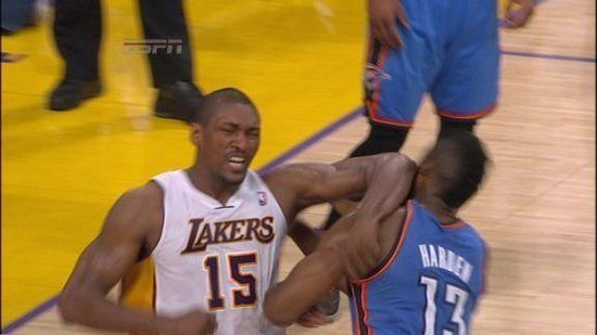 慈世平肘击哈登瞬间