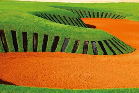 第13洞风向多变，果岭坡度大，保留千年沙丘的动感地势