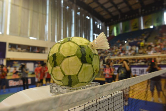 羽毛球被劈杀进西瓜