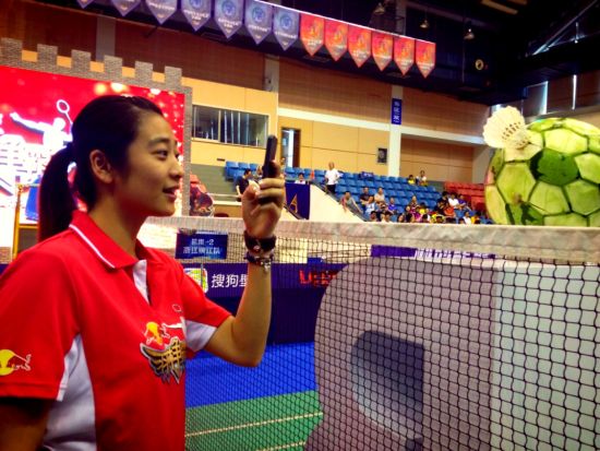 王琳拍下自己劈扣的西瓜