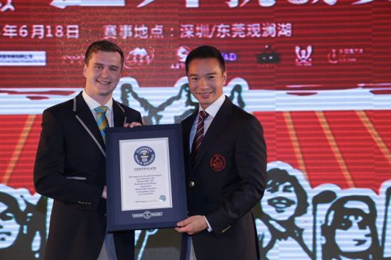 观澜湖副主席朱鼎耀(右)接过吉尼斯证书