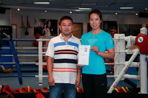 爱考拉CEO王亮与爱心大使唐金（右）合影