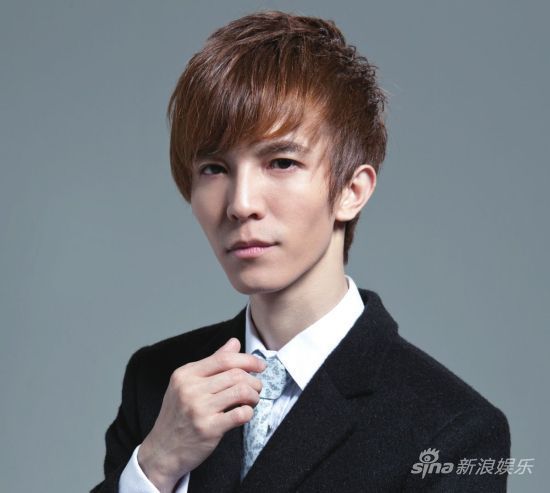 “只有把脸斜成四十五度，我才能不让我的眼泪留下来”