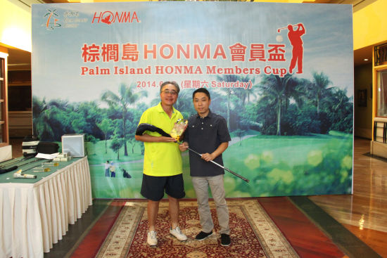 棕榈岛房务部经理潘建华为会员组净杆冠军姚明辉颁奖