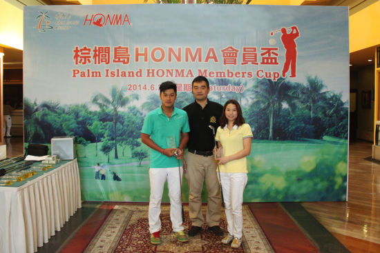 HONMA广东区域经理卢尔德文为男女子最近旗奖Vincent Tse、平宝玲颁奖