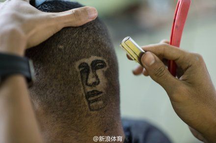 巴西发型师剪内马尔“发型”