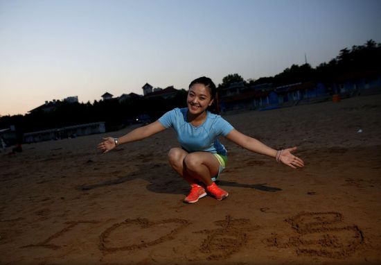 周晓欣在海滩上写下“I Love青岛”。