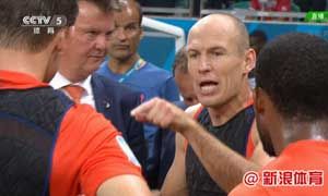 罗球霸讲的口干舌燥，边上穿西服那位递瓶水嘛