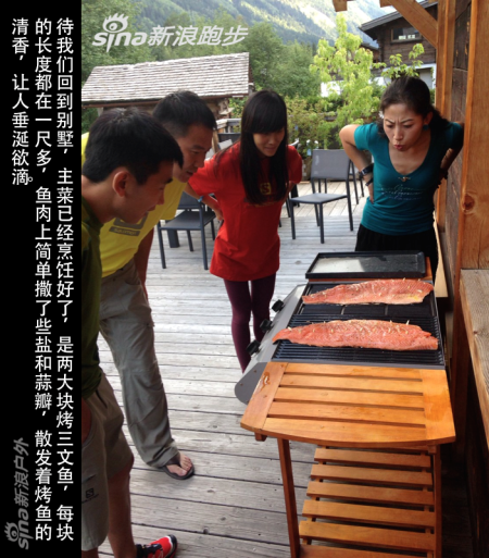 　　待我们回到别墅，主菜已经烹饪好了，是两大块烤三文鱼，每块的长度都在一尺多，鱼肉上简单撒了些盐和蒜瓣，散发着烤鱼的清香，让人垂涎欲滴。