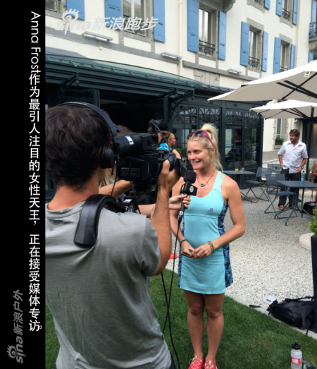 Anna Frost作为最引人注目的女性天王，正在接受媒体专访。