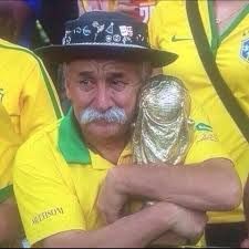 巴西老球迷怀抱大力神杯