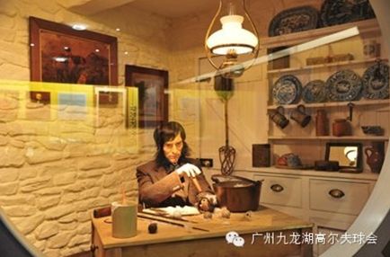 　蜡像再现了当年工匠如何制造鹅羽毛皮革球