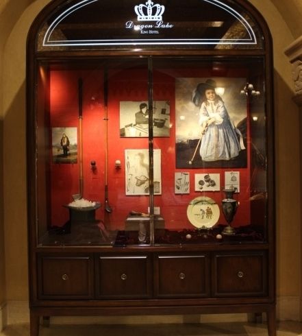 在九龙湖国王酒店高尔夫博物馆的精致展柜里，陈列着高尔夫球演变史上的代表性物品