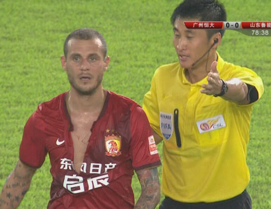 迪亚曼蒂撕裂球衣