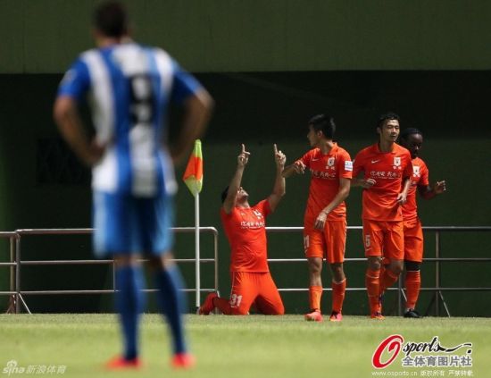 阿洛伊西奥双手指天庆祝