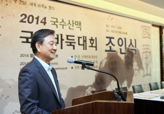 韩国棋院总裁洪锡铉在签约仪式上发言