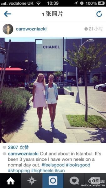 沃兹尼亚奇穿着高跟鞋逛街