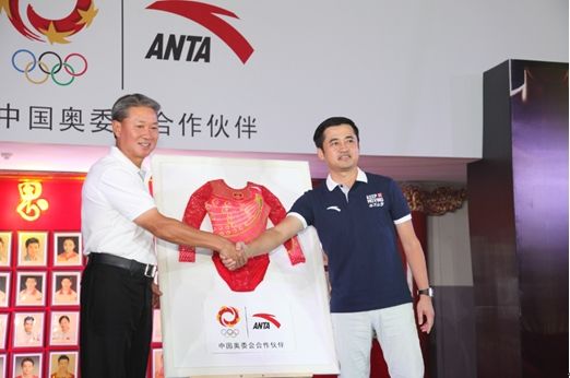 　　安踏体育用品有限公司董事局主席兼CEO丁世忠(右)与 中国体操队总教练黄玉斌(左)
