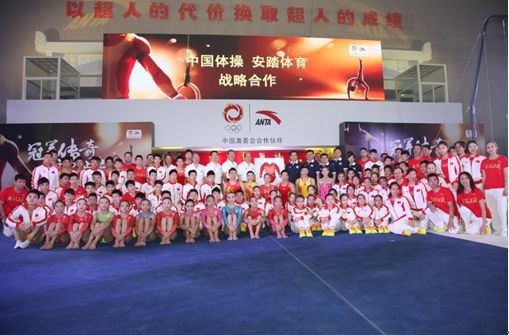 发布会现场中国体操队队员合影