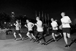 　石川（左二）、3D地画大师万氏兄弟（右一）等知名本土设计师以跑会友，享受一起跑步的乐趣。