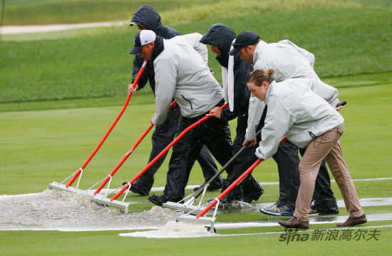 五位工作人员清理积水