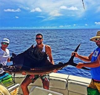 马刺队员钓到巨大旗鱼